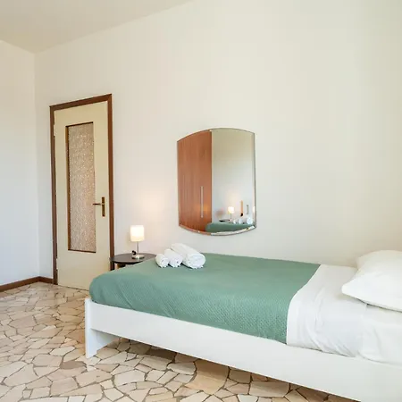 Spacious Bright With Panoramic Views *