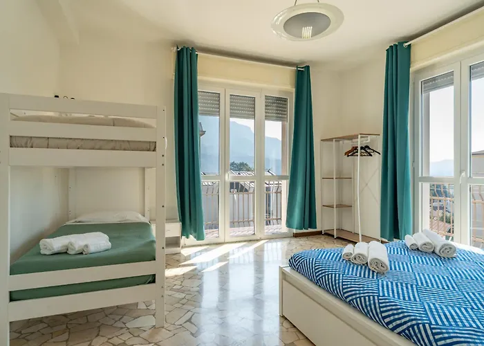 Spacious Bright With Panoramic Views Лекко